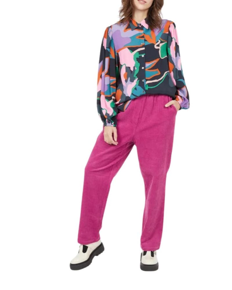 Front of a model wearing a size L Perola Pant in Violine in Violine by FRNCH. | dia_product_style_image_id:346328